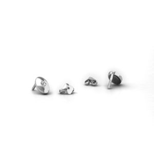 Witgouden oorstekers in 14 karaat met in totaal 0.10 ct. diamanten
