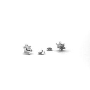 Witgouden oorstekers in 14 karaat met in totaal 0.14 ct. diamanten