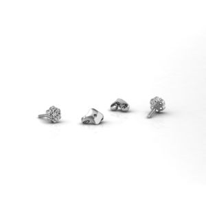 Witgouden oorknopjes in 14 karaat met in totaal 0.16 ct. diamanten